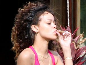 rihanna-blunt-fame-fuma-marihuana-hawai