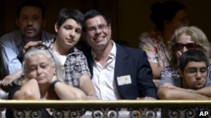 121212101258_pareja_gay_304x171_ap