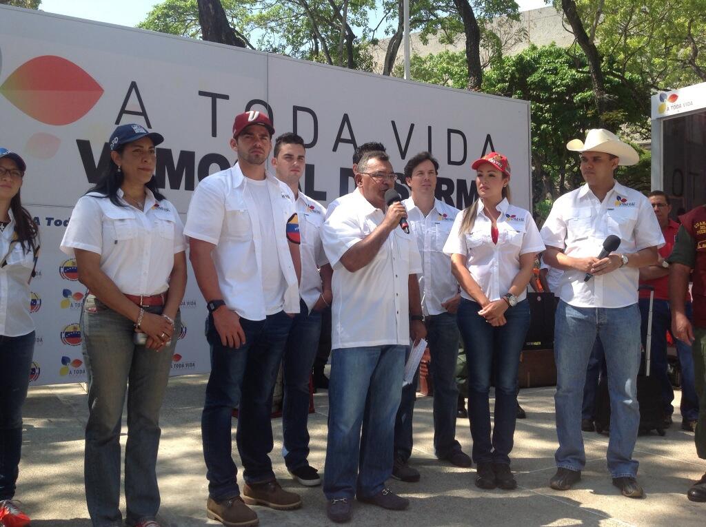 BHLLq6hCMAAmRuB.jpg large