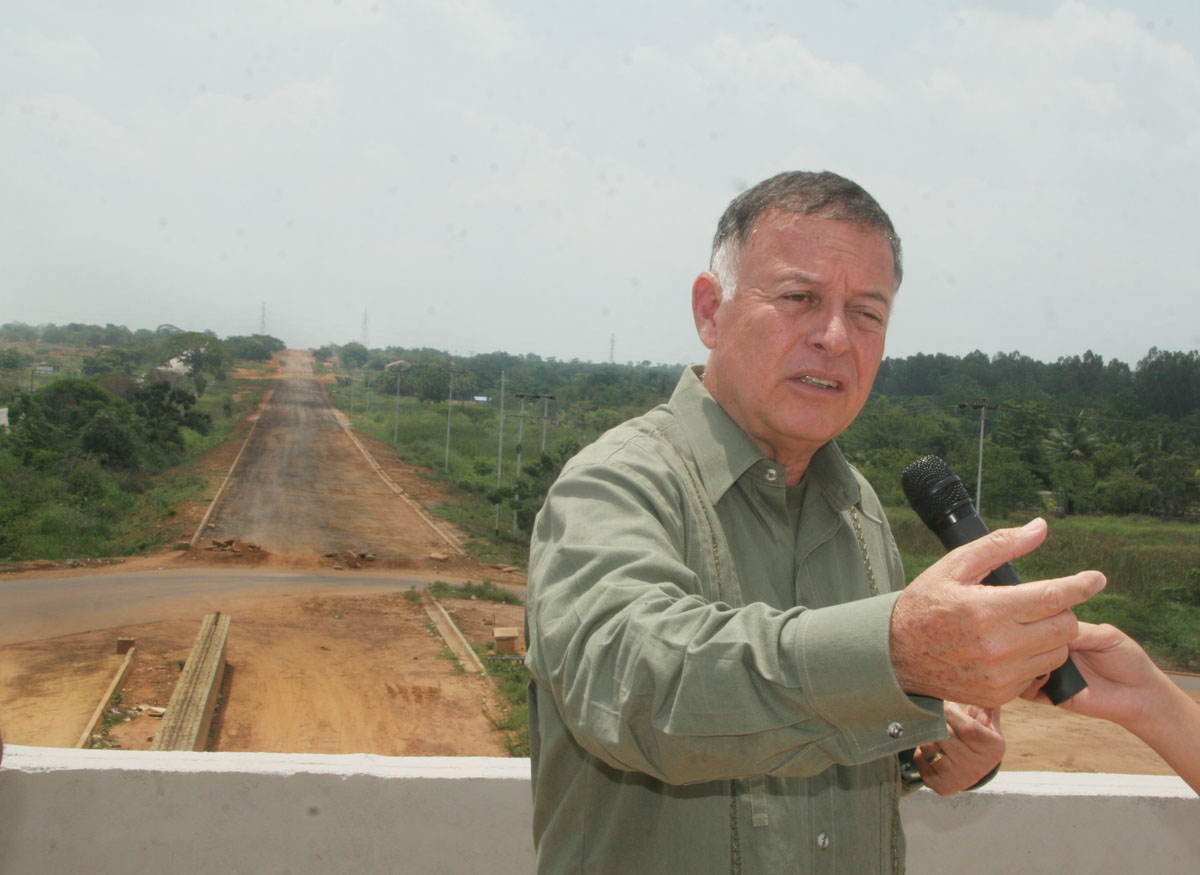 Gobernador Arias Cárdenas inspecciona trabajos del Distribuidor de la N (2)