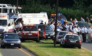 ambulancias-y-policias-se-encargaron-de-hacer-inspecciones-para-atender-a-las-victimas-del-tiroteo-2012-12-14-52991