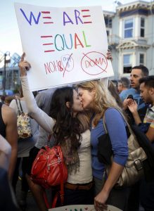 EL SUPREMO ALIENTA LAS ESPERANZAS DE LEGALIZAR EL MATRIMONIO GAY EN TODO EEUU