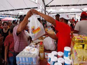 feria-navidea1-mercal