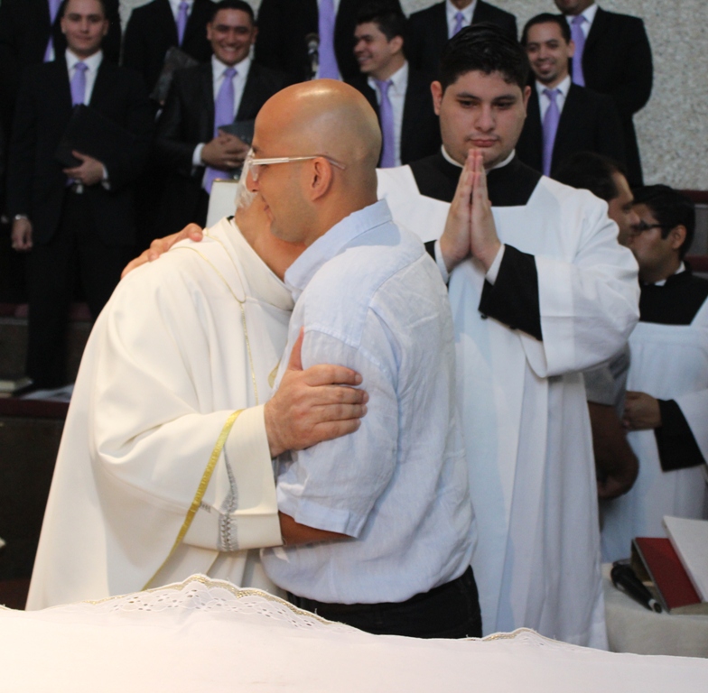 Pérez Pirela presenció la eucaristía por los 50 años de sacerdocio de Gustavo Ocando Yamarte (4) (1)