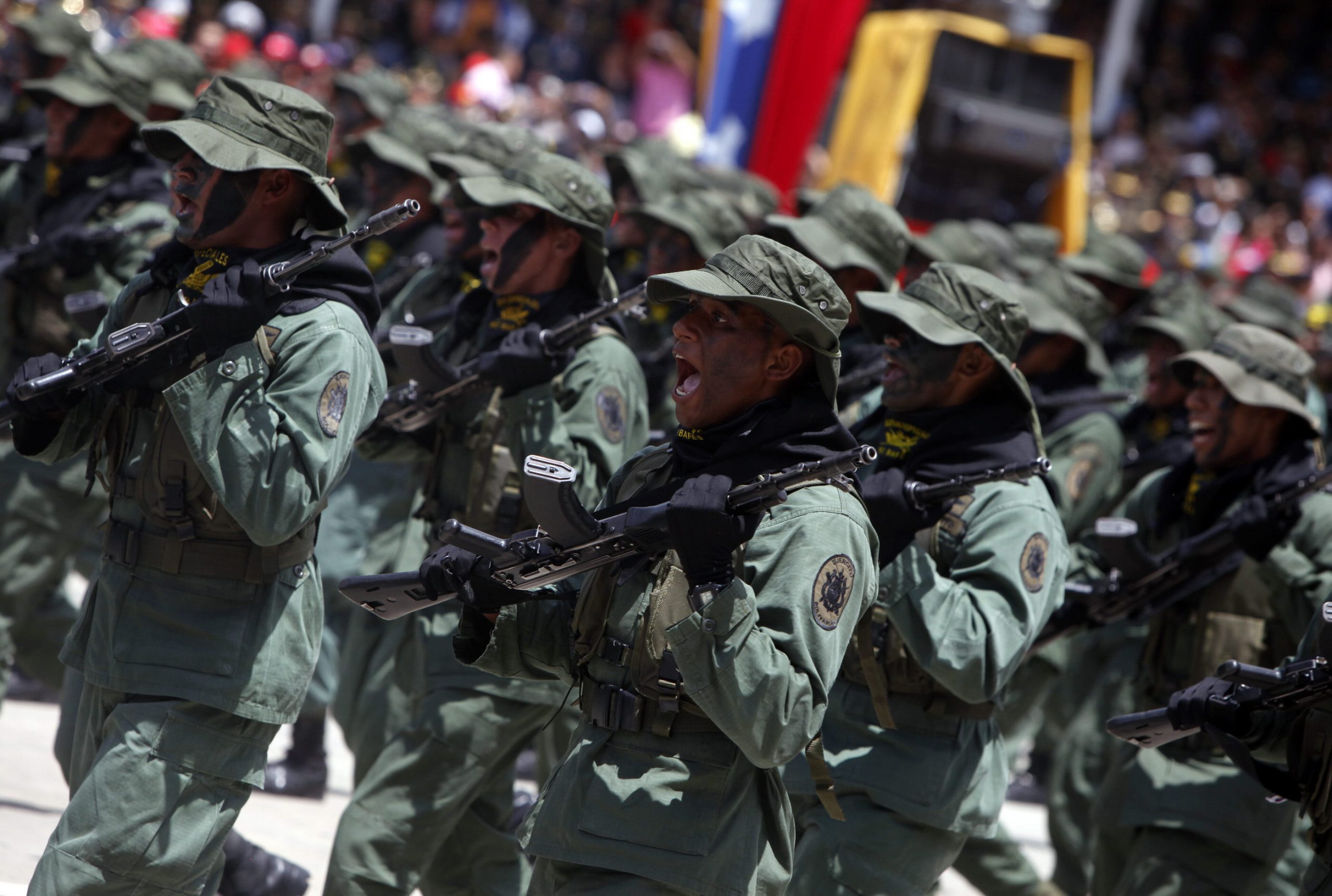 VENEZUELA EXHIBE SU PODERÍO MILITAR EN DESFILE POR BICENTENARIO