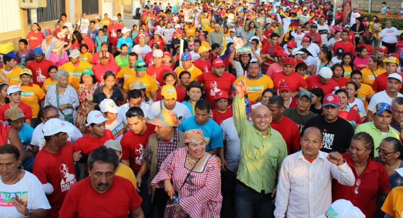 Pueblo de San Isidro se volcó a las calles para agradecerle a Pérez Pirela la ayuda a los damnificados (2)
