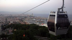 Un-centenar-de-personas-atrapadas-en-el-telef-rico-de-Barcelona-por-una-aver-a