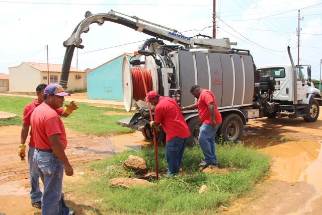 Cuadrillas de Hidrolago realiza mantenimiento a colector de San Isidro