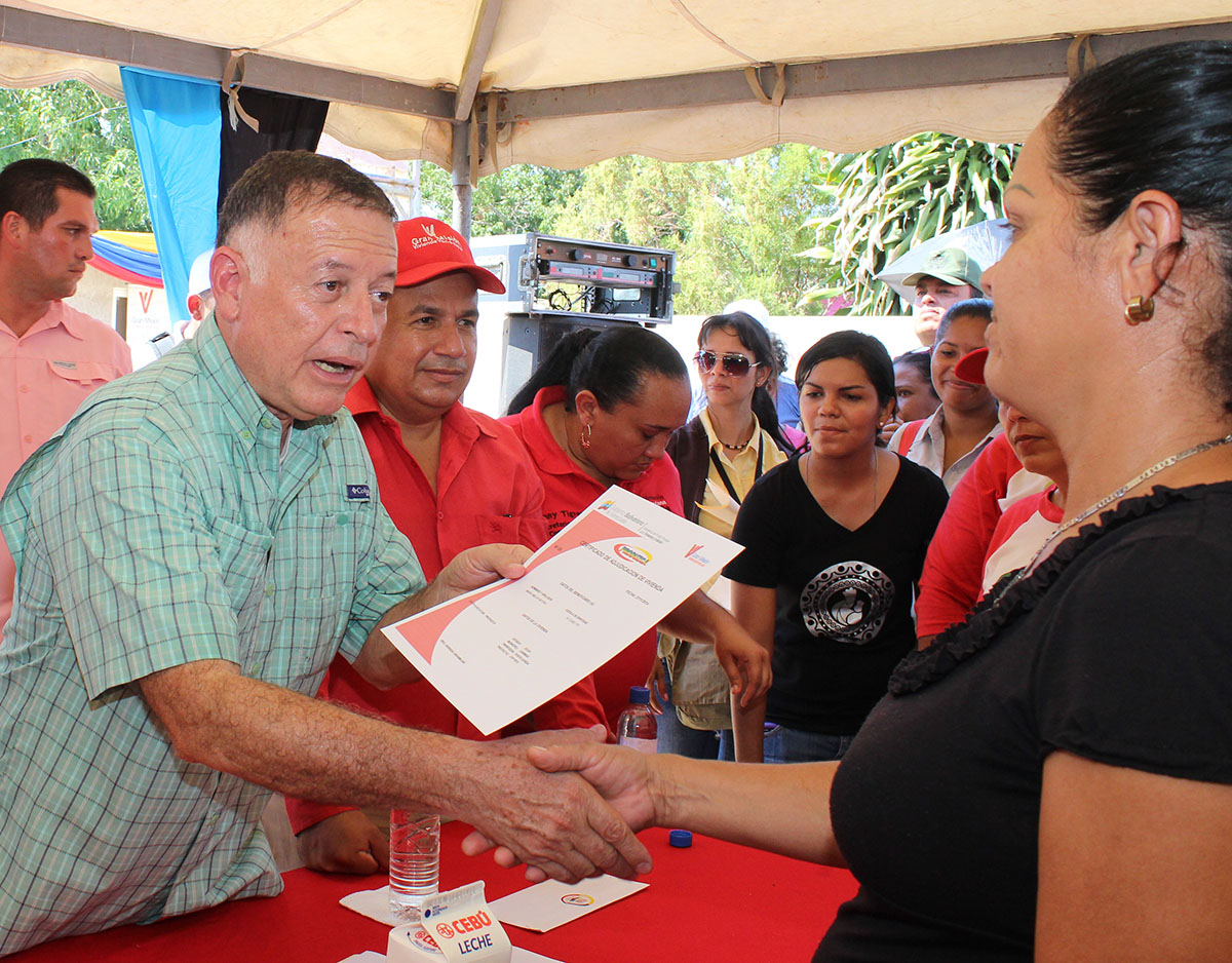 27-11-14 EH PRENSA GMVV. ENTREGA DE VIVIENDA CABIMAS (9)
