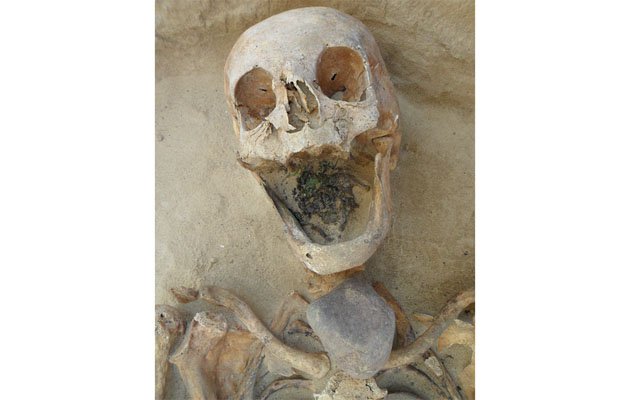 huesos_de_una_mujer_de_45-49_aos_con_una_piedra_en_la_boca_plosone