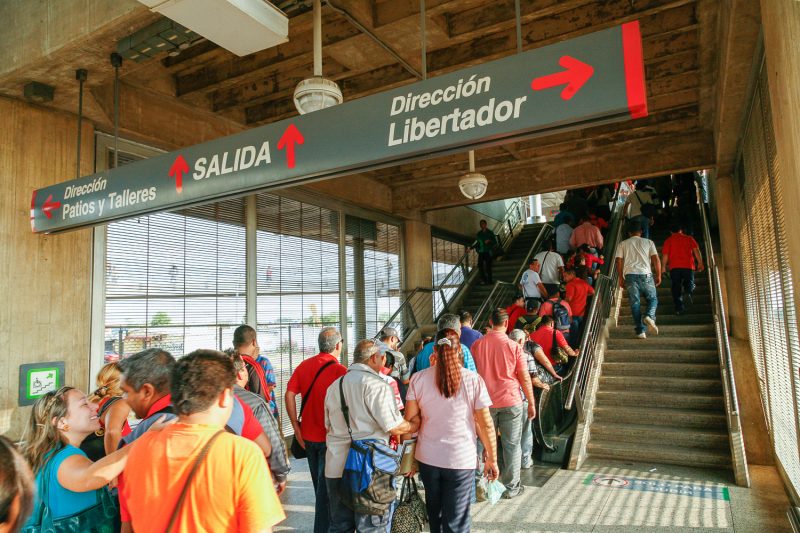 Colocacion de las losas de techo de la estacion El Varillal