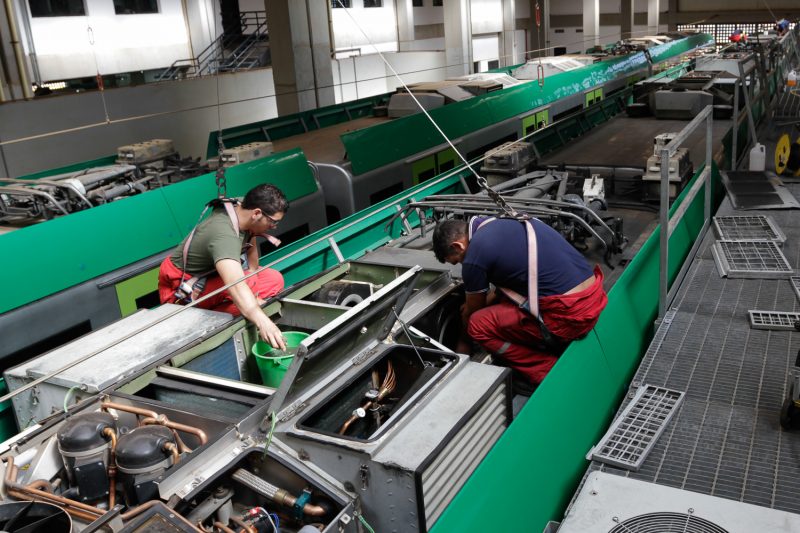 Mantenimiento de trenes del Metro de Maracaibo (Foto: Kenny Attow)