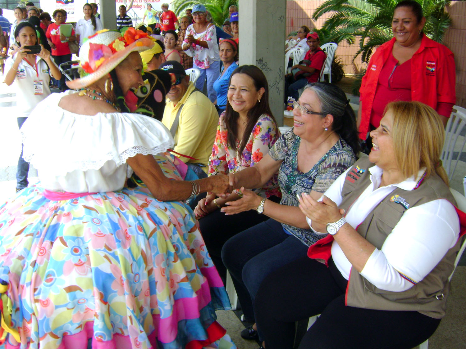 adulta de danzas Rompiendo Cadenas saluda a la Primera Combatiente