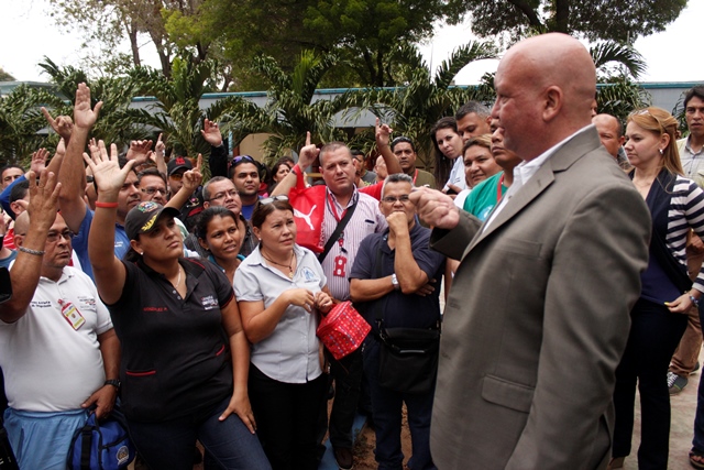 Director del SAHUM inteactúa con trabajadores y trrabajadoras