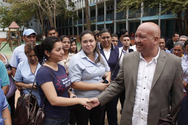 Invitó a a trabajar de la mano