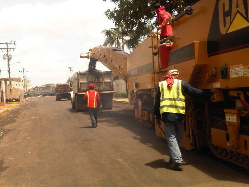 30.6.15.INFRAESTRUCTURA-Asfaltado-del-Barrio-Jorge-Hernández