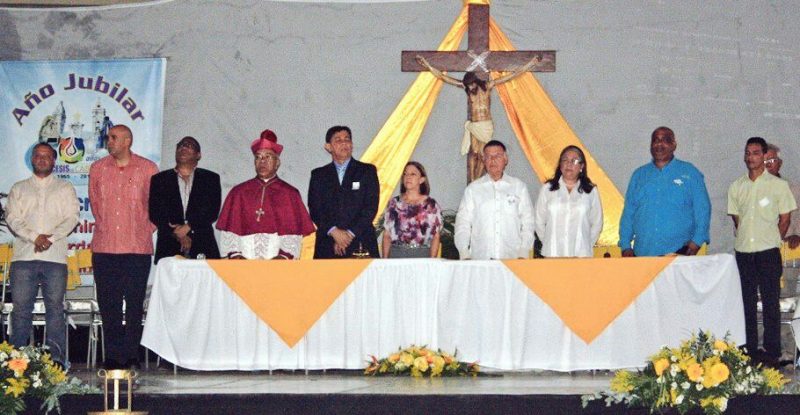 El Gobernador Arias Cardenas junto a las autoridades eclesiásticas