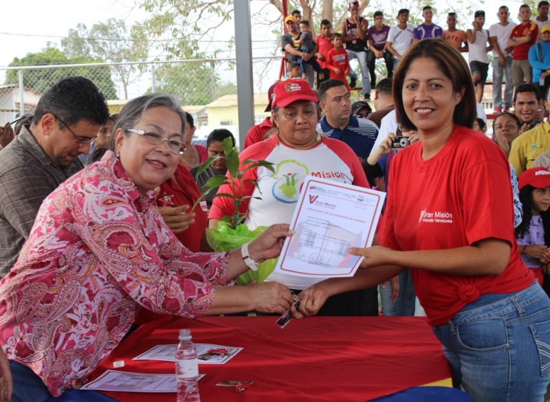 Primera Dama hace entrega de la vivienda digna