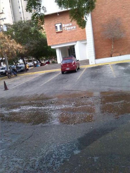 Sancionaran a quienes boten el agua potable (Foto  referencial) (1)