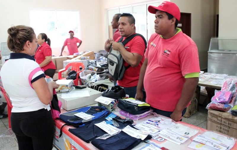 031015 EM Operativo de sumistro de alimentos,utiles escolares y 084