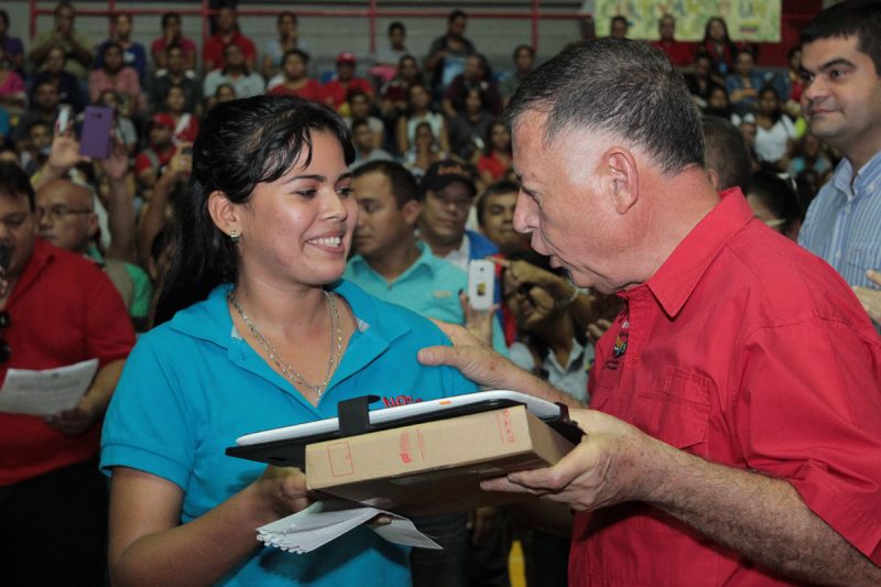 EntregaDeTabletasAEstudiantesDeLaMisiónSucre (6)