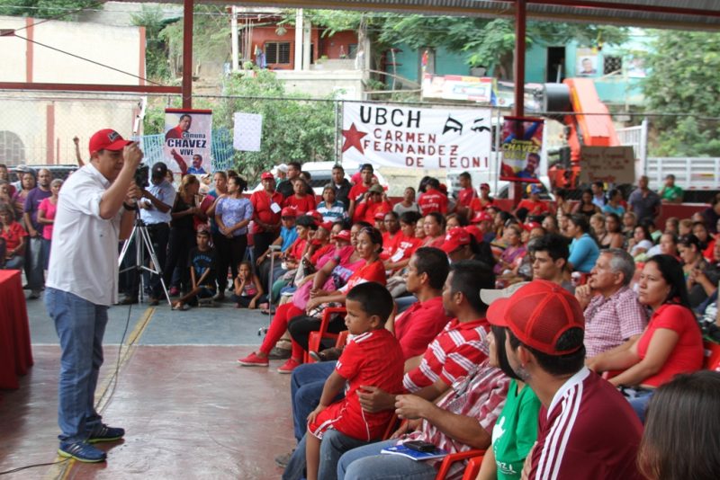 Willian Gil en asamblea junto al pueblo (1)