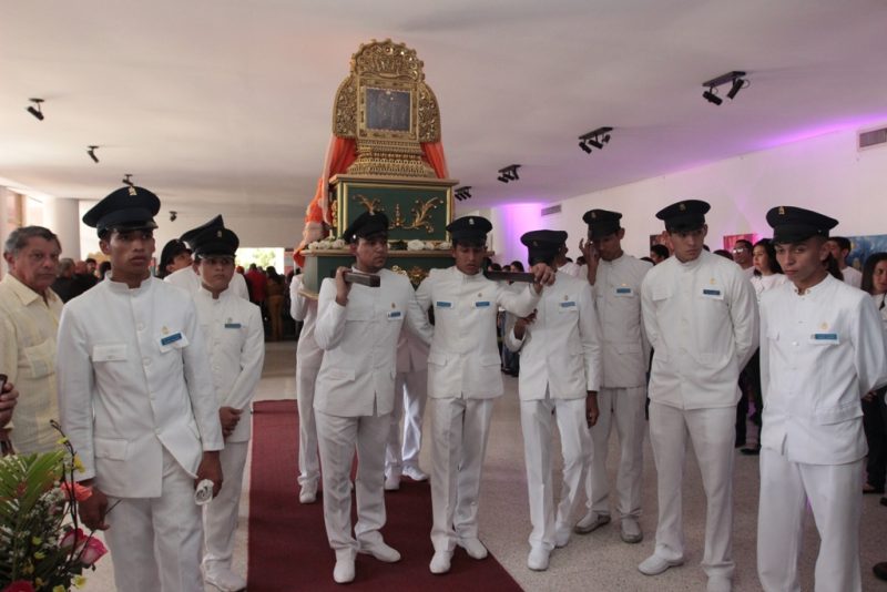 NSEntregaDelMantoSagradoALaVirgenDeChiquinquiráDesdeLaSecretariaDeCultura (2)