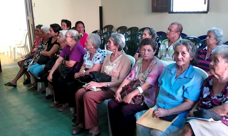 Abuelos asistentes a la jornada