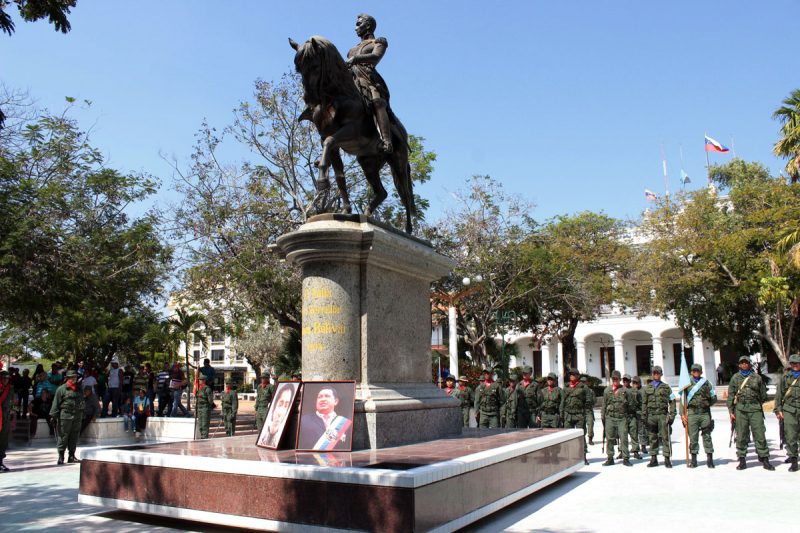 EHActoCivicoMilitarenDesagravioalaOfensadelaNvaNAcontraElLibertador (13)