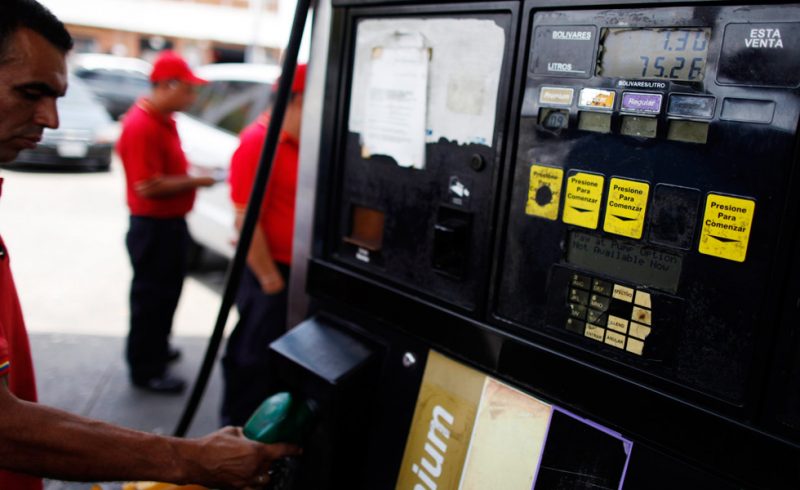 Los expertos plantean un escenario de tres posibilidades con un incremento de forma gradual para la gasolina. Foto: Agencias