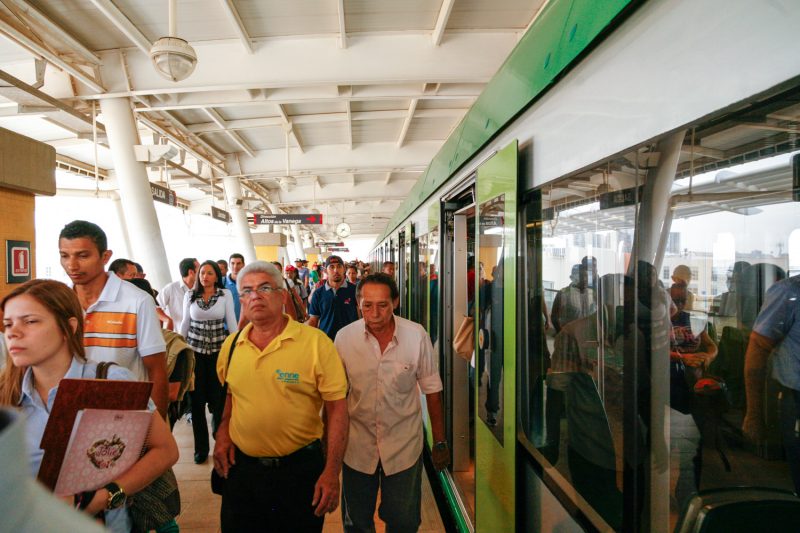 Colocacion de las losas de techo de la estacion El Varillal. Maracaibo 13 de febrero del 2014 (Foto: Kenny Attow)