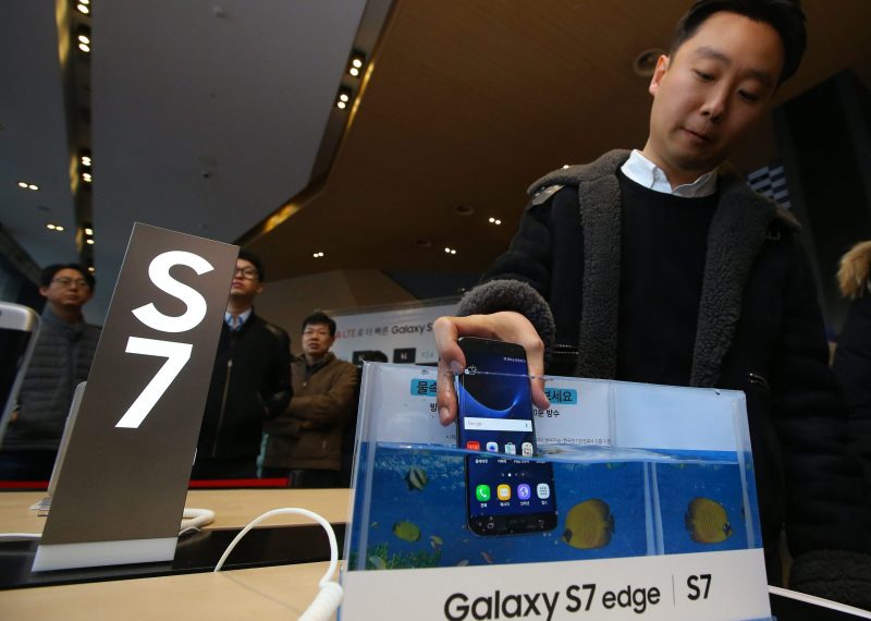 SEU01. SEÚL (COREA DEL SUR), 10/03/2016.- Un cliente sumerge un ejemplar del nuevo celular Galaxy S7 de la empresa Samsung Electronics Co. en una pecera hoy, jueves 10 de marzo de 2016, para probar su resistencia al agua durante su lanzamiento en Seúl (Corea del Sur). EFE/YONHAP/PROHIBIDO SU USO EN COREA DEL SUR COREA DEL SUR SAMSUNG