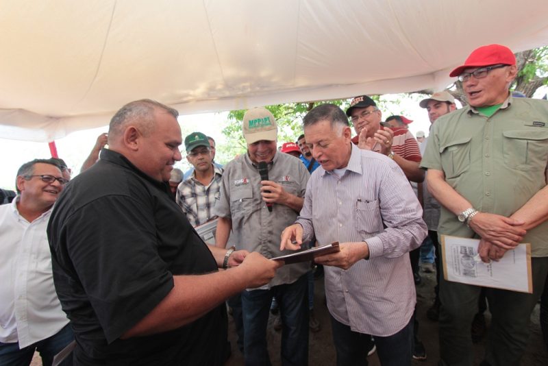 07 05 2016 EM Vacunaciòn de ganado y entrega de creditos (16)