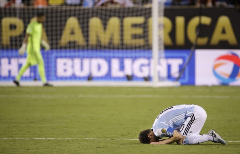 El jugador de Argentina, Lionel Messi, se arrodilla tras perder ante Chile en una definición por penales en la final de la Copa América Centenario el domingo, 26 de junio de 2016, en East Rutherford, Nueva Jersey. (AP Photo/Julio Cortez)