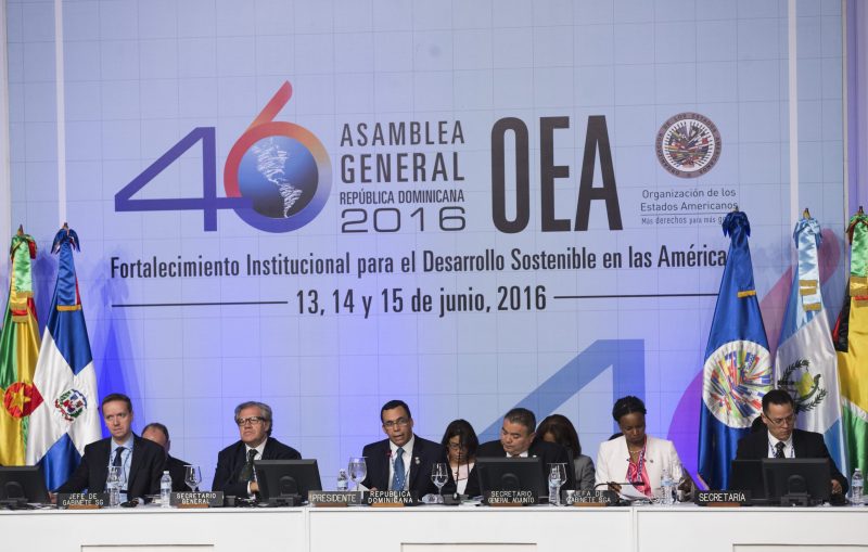 STO01. SANTO DOMINGO (REPÚBLICA DOMINICANA), 14/06/2016.- El canciller dominicano, Andrés Navarro (3i), acompañado por el secretario general de la OEA, Luis Almagro (2i), habla en la primera plenaria de la 46 Asamblea General Ordinaria de la Organización de Estados Americanos (OEA) hoy, martes 14 de junio de 2016, en Santo Domingo (República Dominicana). Representantes de 34 países del hemisferio participan en el evento. EFE/Orlando Barría