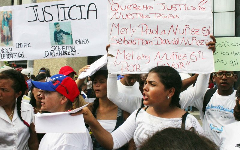 PROTESTA EN TRIBUNALES FAMILIARES Y AMIGOS DE LOS HERMANITOS NUNEZ GIL PROTESTAN POR LA SUPUESTA LIBERACION DEL CONDUCTOR QUE LAS MATO DIGITAL LEONEL SANDREA 01-06-2016