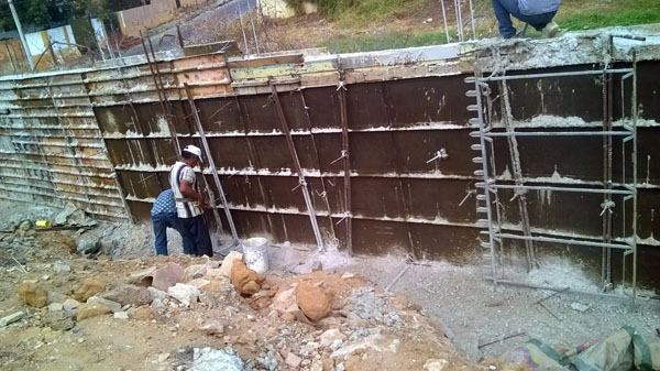 trabajos en la cerca perimetral del hogAR SAN JOSE DE LA MONTAÑA