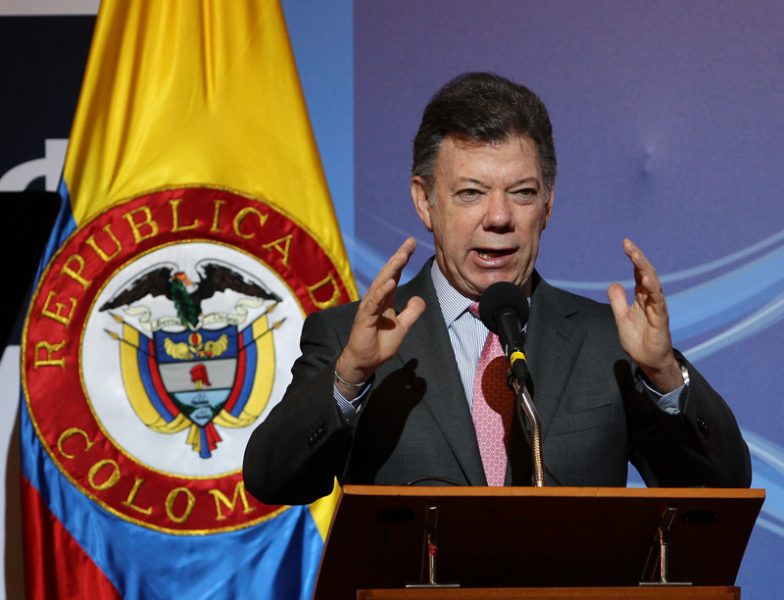 Bogota (Colombia) Octubre 27 de 2011. El presidente Juan Manuel Santos instala el XXIII Congreso Nacional de Cajas de Compensación Familiar, en las instalaciones del Centro Empresarial El Cubo de Colsubsidio, acompañado de sus ministros Mauricio Santamaria de proteccion social y Beatriz Uribe de vivienda, Alvaro Jose Cobo presidente de asocajas y Nestor Rodriguez de la junta directiva. Foto: Milton Díaz / EL TIEMPO