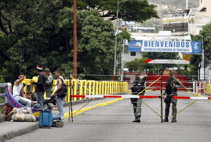 BOG70. CÚCUTA (COLOMBIA), 21/08/2015.- Un grupo de personas espera en el puente internacional Simón Bolívar, que comunica las ciudades de Cúcuta y San Antonio, para cruzar a Venezuela desde Colombia hoy, viernes 21 de agosto de 2015. El cierre durante 72 horas de la frontera entre Colombia y Venezuela deja más de 400.000 dólares en pérdidas y afecta a unas 100.000 personas al día, reveló hoy el gobernador del departamento colombiano de Norte de Santander (noreste), Edgar Díaz, quien indicó que la situación es de "completa calma" en la zona. "Las pérdidas estimadas son de cerca de 400.000 dólares diarios", declaró Díaz a Efe, al advertir que esta cifra corresponde al envío de unas 4.000 toneladas diarias de carbón con destino a Europa que Colombia exporta a través del puerto de la ciudad venezolana de Maracaibo. EFE/SCHNEYDER MENDOZA