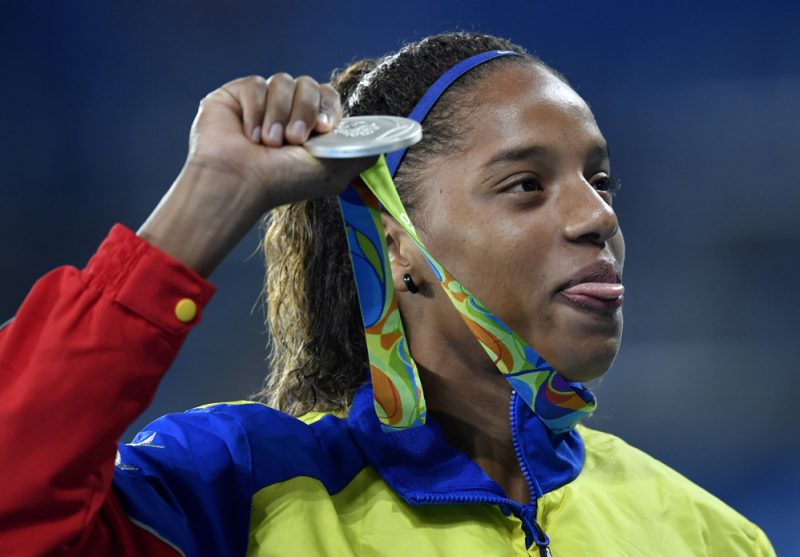 (LtoR) Venezuela's Yulimar Rojas (silver medal) poses during the podium ceremony for the women's Triple Jump during the athletics event at the Rio 2016 Olympic Games at the Olympic Stadium in Rio de Janeiro on August 15, 2016.   / AFP PHOTO / Fabrice COFFRINI
