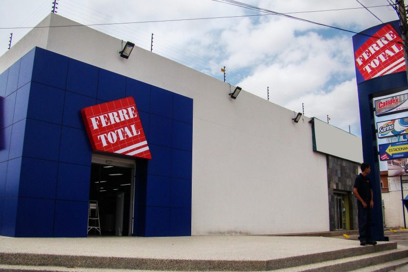 fachada-ferretotal-iii-foto-rafael-angel-araujo