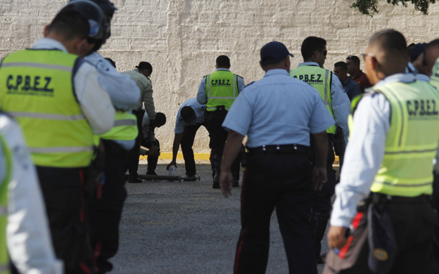Maracaibo, Venezuela, 29/07/2014. La tarde de este martes dos sujetos se enfrentaron a funcionarios del CPBEZ y PoliMaracaibo. El enfrentamiento se produjo en estacionamiento del edificio La Puerta de la Ciudadela La Faria. En la foto: El CPBEZ y PoliMaracaibo resguardaron todo el edificio.