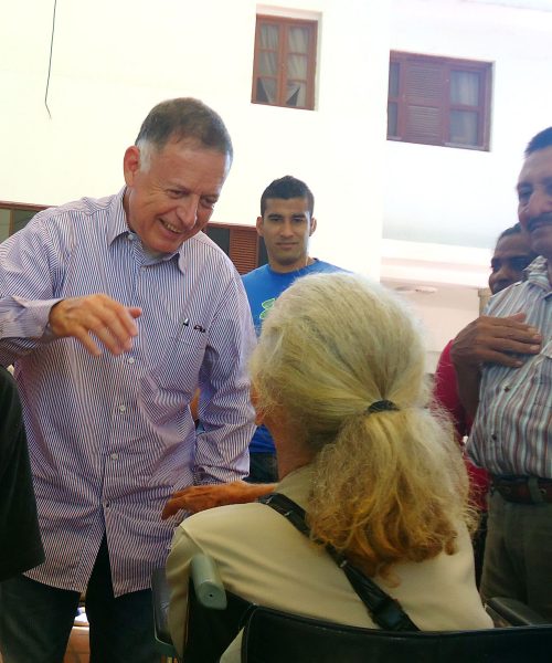 gobernador-francisco-arias-cardenas-saludando-a-una-adulta-mayor