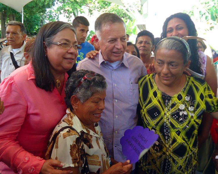 primera-combatiente-y-el-gob-francisco-arias-cardenas-con-adultos-mayores-1