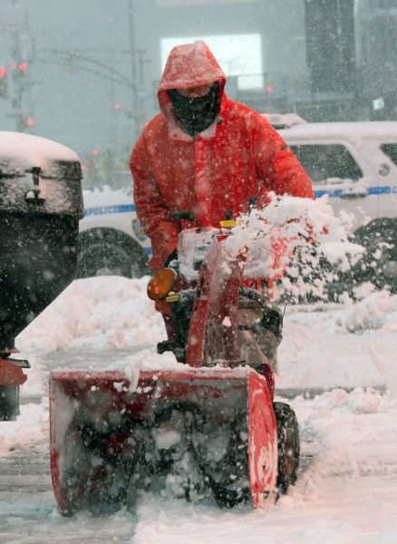 A worker uses a snow blower in Times Square during a winter storm, February 9, 2017 in New York. / AFP PHOTO / Bryan R. Smith