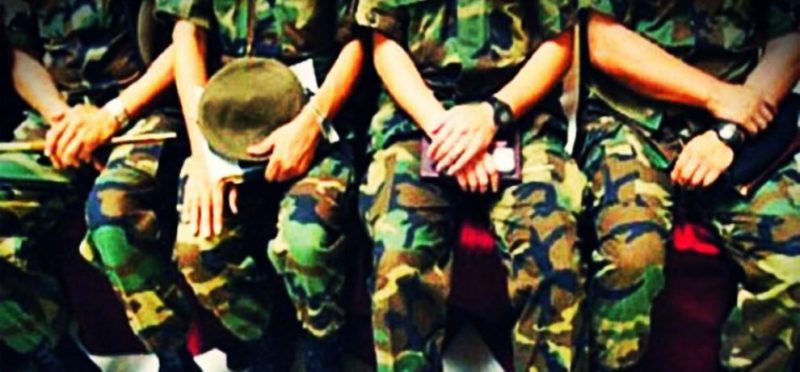 militares-sentados-990x460