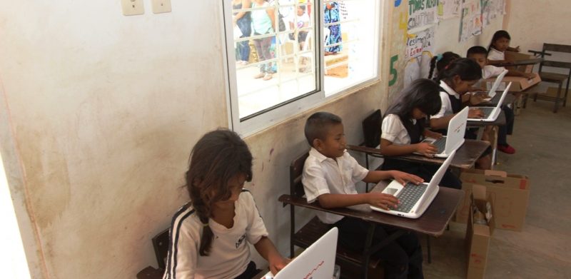 25 04 2017 EM Entrega de Canaimas a la E.B.N.B Tomas Alfaro Calatrava en la zona del Relleno Sanitario (18)