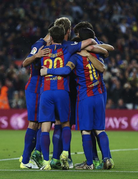 GRA220. BARCELONA, 15/04/2017.- El delantero argentino del FC Barcelona, Lionel AndrÈs Messi celebra con sus compaÒeros, uno de sus goles marcados ante la Real Sociedad, durante el partido de la trigÈsimo segunda jornada de Liga que disputan en el estadio Camp Nou de Barcelona. EFE/ Alejandro GarcÌa