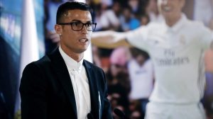 -FOTODELDIA- GRA214 MADRID 07 11 2016 - El delantero portugues del Real Madrid Cristiano Ronaldo durante el acto de la firma de su renovacion de contrato con el club con el que se ha comprometido hasta el 30 de junio de 2021 hoy en el estadio Santiago Bernabeu EFE Sergio Barrenechea