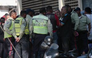 MARACAIBO VENEZUELA: 18/09/2016 Yeisy Carolina Pena de 43 anos de edad, supervisora jefe de Polimaracaibo fue asesinada por 7 funcionarios de la Policia Nacional cuando esta se encontraba en casa de una amiga en el sector los Planazos En la grafica Familiares a las afuera de la morgue
